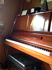 教室のピアノは、ヤマハ W106(アップライト)です